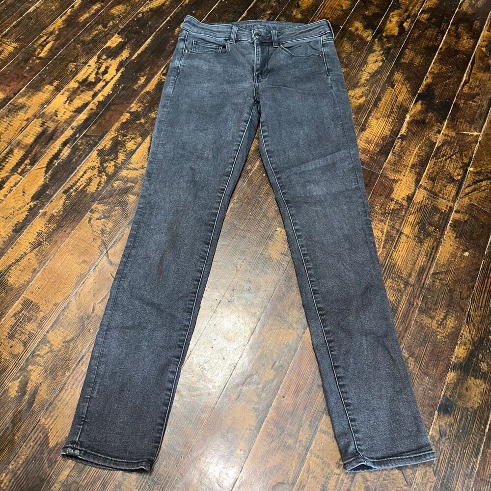American Eagle black stretchy distressed 8 long Skinny jeans